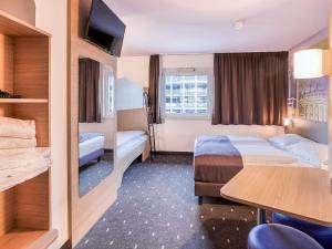 Llit o llits en una habitació de B&B Hotel Stuttgart-Vaihingen
