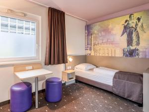 Llit o llits en una habitació de B&B Hotel Stuttgart-Vaihingen