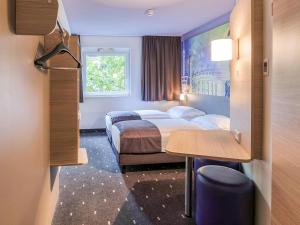 Llit o llits en una habitació de B&B Hotel Stuttgart-Vaihingen