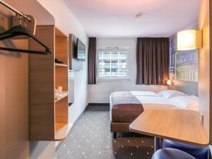 Llit o llits en una habitació de B&B Hotel Stuttgart-Vaihingen