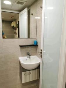 a bathroom with a sink and a mirror at 香港百乐宾馆 Best-B&B in Hong Kong