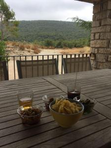 ein Holztisch mit einer Schüssel mit Speisen und Getränken darauf in der Unterkunft Casa Major in Mont-ral