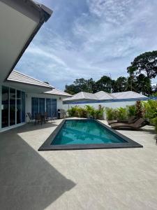 una piscina di fronte a una casa di 2 Bedroom Paradise Island Villa a Lipa Noi