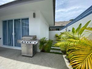 una barbacoa sentada fuera de una casa en 2 Bedroom Paradise Island Villa, en Lipa Noi