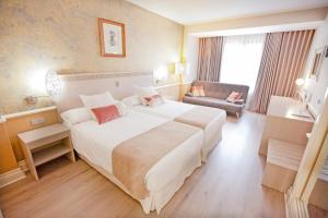 Postel nebo postele na pokoji v ubytování Hotel Alfonso VIII