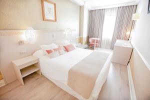 Postel nebo postele na pokoji v ubytování Hotel Alfonso VIII