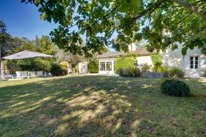 une maison avec une cour et une grande pelouse dans l'établissement LA DEMEURE - Incroyable maison en bord de Dordogne, à Saint-Loubès
