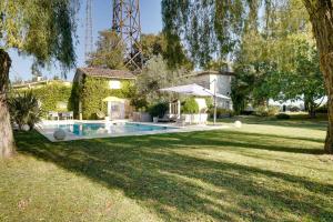 a house with a swimming pool in a yard at LA DEMEURE - Incroyable maison en bord de Dordogne in Saint-Loubès