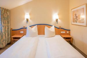 Postel nebo postele na pokoji v ubytování Hotel Neuwirt