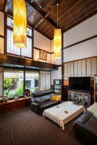 uma grande sala de estar com um sofá e uma mesa em Baikoen em Fukuoka