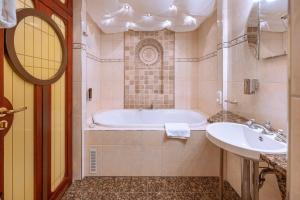 Koupelna v ubytování Hotel Neuwirt