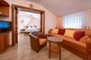 TV a/nebo společenská místnost v ubytování Hotel Neuwirt