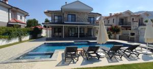 Bazén v ubytování Villa ERTUNÇ - Kaliteli Tatilin Adresi nebo v jeho okolí + 23 fotografií