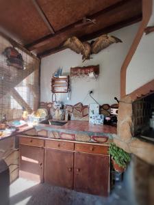 kuchnia z drewnianymi szafkami i blatem w obiekcie Стаи за гости Върбите w mieście Saparewa Banja