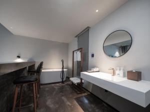 Ένα ή περισσότερα κρεβάτια σε δωμάτιο στο Tingting Lingshanjiang Light Luxury Art Homestay +43 φωτογραφίες