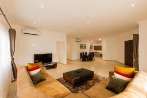 uma sala de estar com dois sofás e uma mesa em HOLI FLATS em Accra