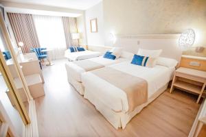 Postel nebo postele na pokoji v ubytování Hotel Alfonso VIII