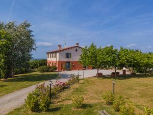 una casa con un jardín delante de ella en Cà Vincenzona, Wellness Area, en Faenza