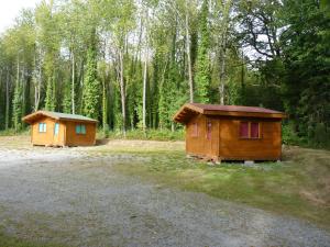 twee kleine huizen midden in een bos bij Pied de Mouton in Comblessac
