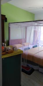 1 dormitorio con 2 camas con dosel en Jagabay Resort & Surfing School, en Weligama