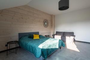 1 dormitorio con 1 cama y 2 sillas en Apartament, en Długosiodło