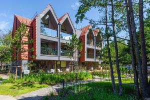una vista esterna di una casa con alberi di Hill Namai a Palanga