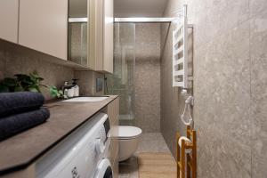 un piccolo bagno con un water e un lavandino di Hill Namai a Palanga Altre 36 foto