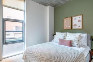 Logan Circle 2BR w WD Roof BBQ nr Metro WDC-229にあるベッド