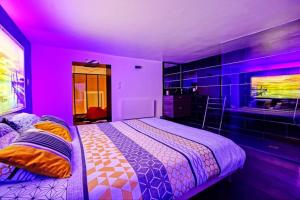 グルノーブルにあるL'Eden d'Aphroditeの紫色の客室で、ベッド1台、シンクが備わります。