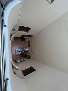 una imagen de una habitación con una ventana circular en Hostal el Pasaje, en Puente Genil