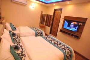 TV a/nebo společenská místnost v ubytování Hotel Arati Pvt. Ltd. + 34 fotografií