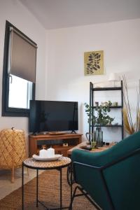 sala de estar con sofá y TV en THE HOUSE ON THE ROCK, en Antimácheia