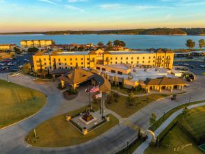 widok na duży żółty budynek z parkingiem w obiekcie Shangri-La Resort w mieście Monkey Island