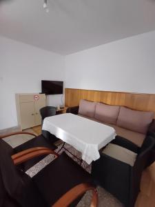 ein Wohnzimmer mit einem Sofa und einem Tisch in der Unterkunft Apartments Lela in Bihać