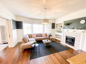 uma sala de estar com um sofá e uma lareira em Cozy 2-bedroom home em Los Angeles