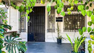 uma porta da frente de uma casa com plantas em Cozy 2-bedroom home em Los Angeles