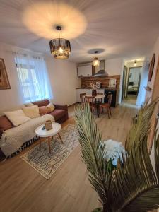 a living room with a couch and a table at Entre vignes et montagnes in Ayse