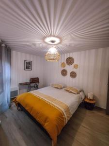 een slaapkamer met een groot bed en een plafond bij Entre vignes et montagnes in Ayse