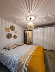 a bedroom with a large bed with a ceiling at Entre vignes et montagnes in Ayse