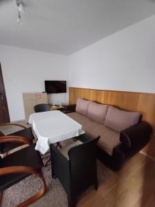 uma sala de estar com um sofá e uma mesa em Apartments Lela em Bihać