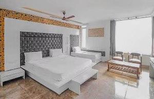 een grote witte slaapkamer met een groot bed en een bank bij Super OYO Hotel Vivaan Residency in Rohtak