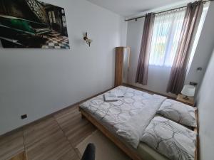 - une chambre avec un lit dans une pièce dotée d'une fenêtre dans l'établissement Motel i Restauracja "Pod Basztą", à Nagłowice