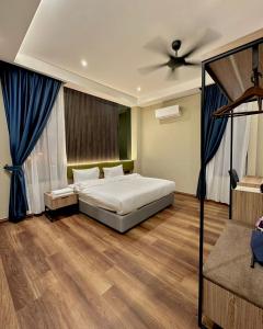 I-VISTA HOTEL في تاواو: غرفة نوم بسرير ومروحة سقف