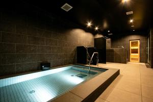 una gran piscina en una habitación con luces en Minn Sanjo en Kioto