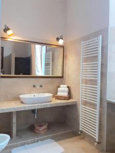 een badkamer met een wastafel en een spiegel bij CASA Sweet HOME in Sulmona