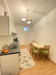 cocina y comedor con mesa y sillas en Family-friendly House in Vienna's Suburbs!, en Guntramsdorf