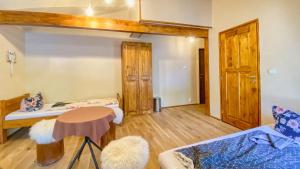 Una cama o camas en una habitación de Hospůdka pod Rablinů