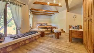 Una cama o camas en una habitación de Hospůdka pod Rablinů