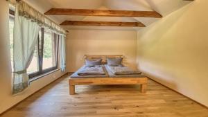 Una cama o camas en una habitación de Hospůdka pod Rablinů