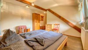 Una cama o camas en una habitación de Hospůdka pod Rablinů